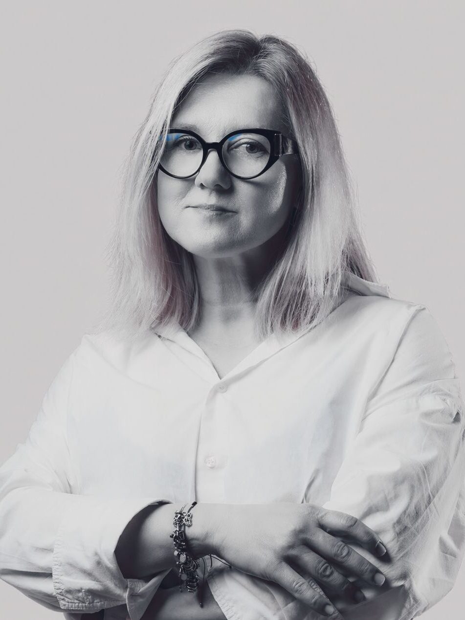 Aneta Dydycz portret w kolorze szarym i granatowym